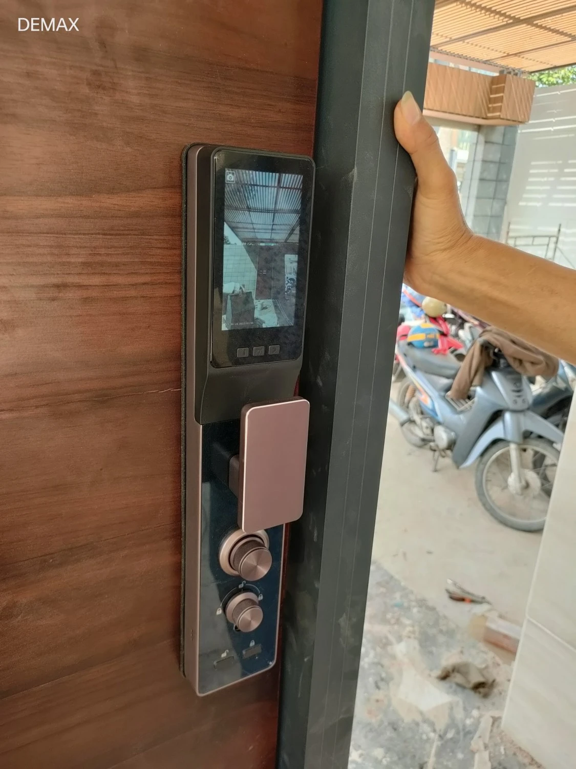 Khóa nhận diện khuôn mặt Demax FACE – ID EL968 CNC BROWN